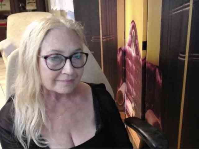 BlondeSofia webcam