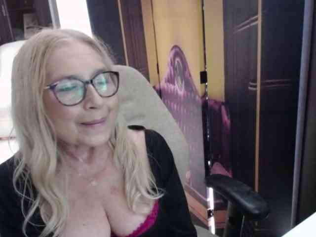 BlondeSofia webcam