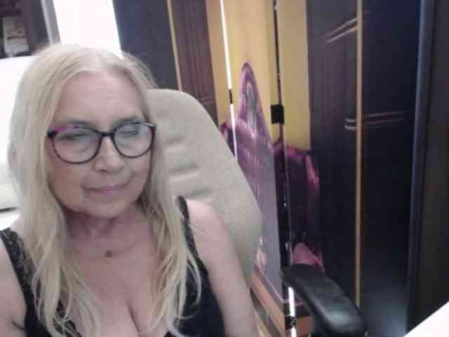 BlondeSofia webcam