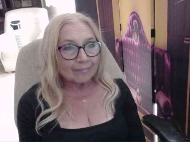 BlondeSofia webcam