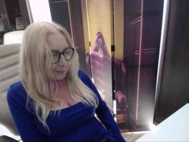 BlondeSofia webcam
