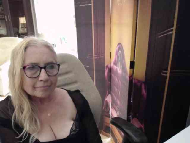 BlondeSofia webcam