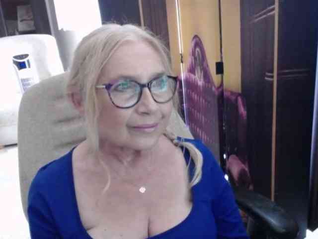 BlondeSofia webcam