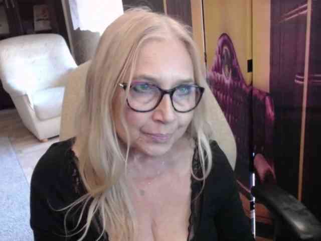 BlondeSofia webcam
