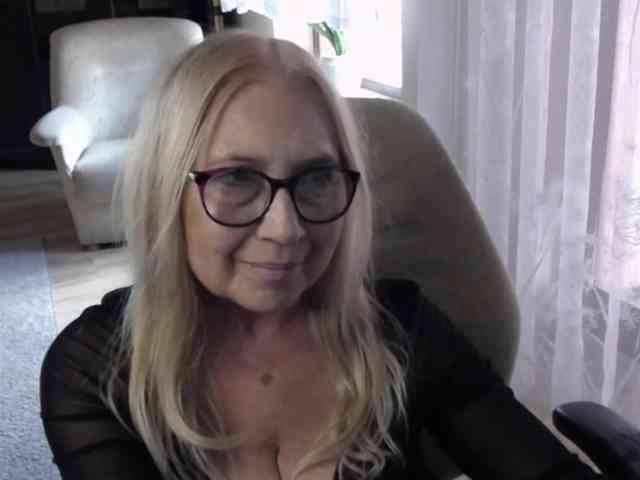 BlondeSofia webcam