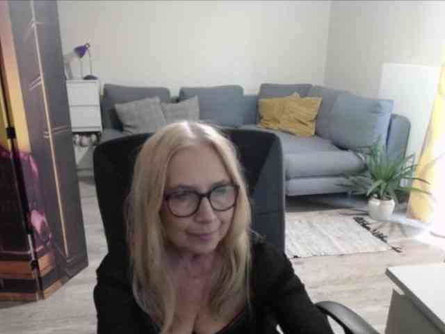 BlondeSofia webcam