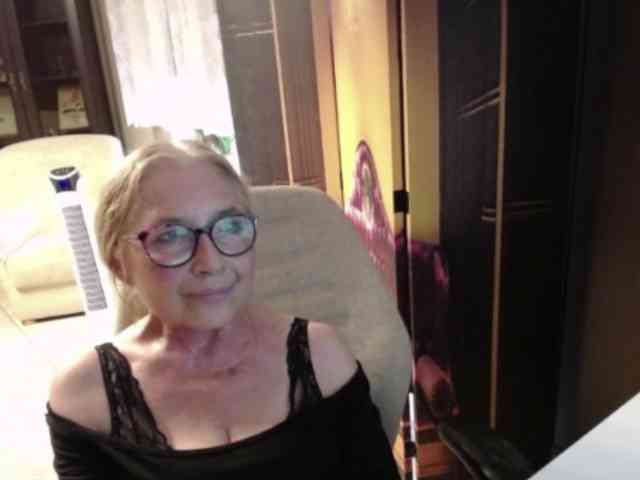 BlondeSofia webcam