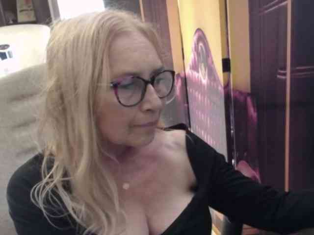 BlondeSofia webcam