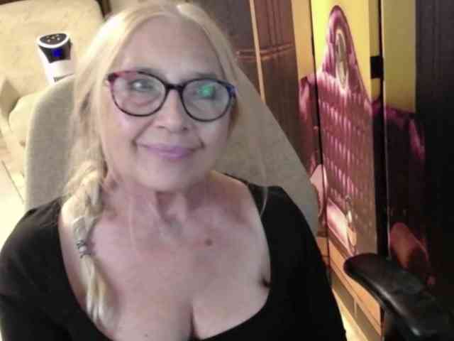 BlondeSofia webcam