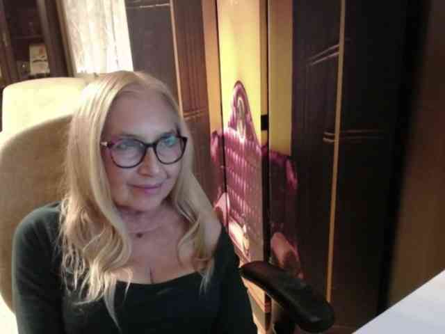 BlondeSofia webcam