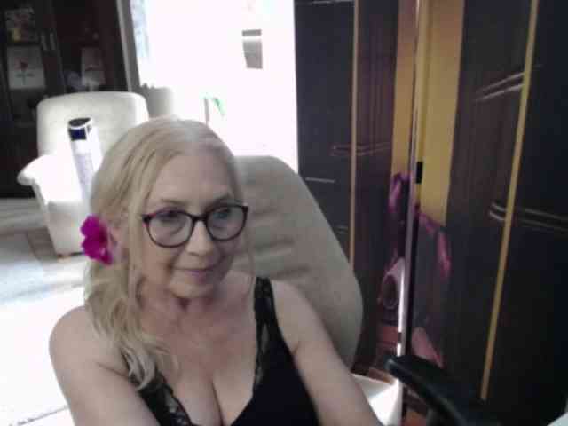 BlondeSofia webcam