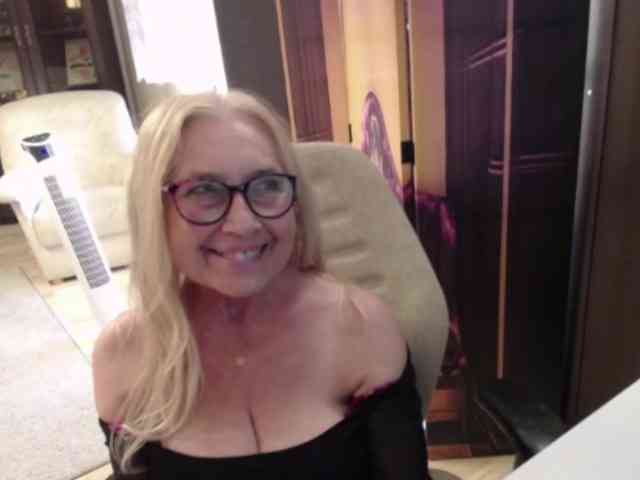 BlondeSofia webcam