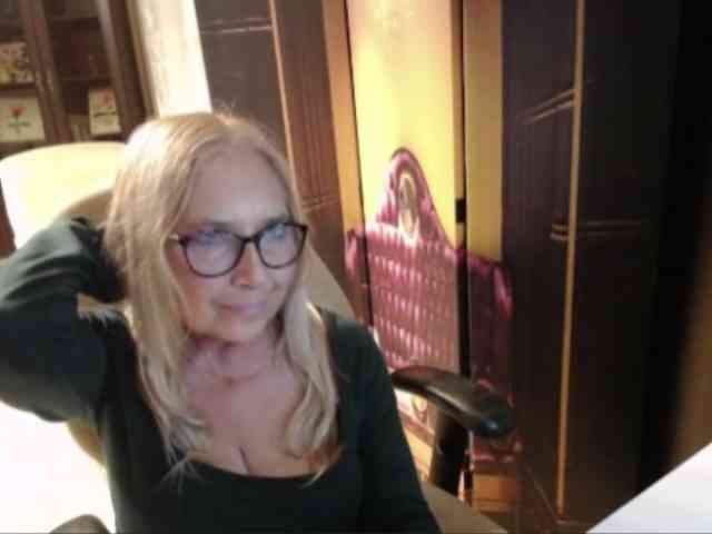 BlondeSofia webcam