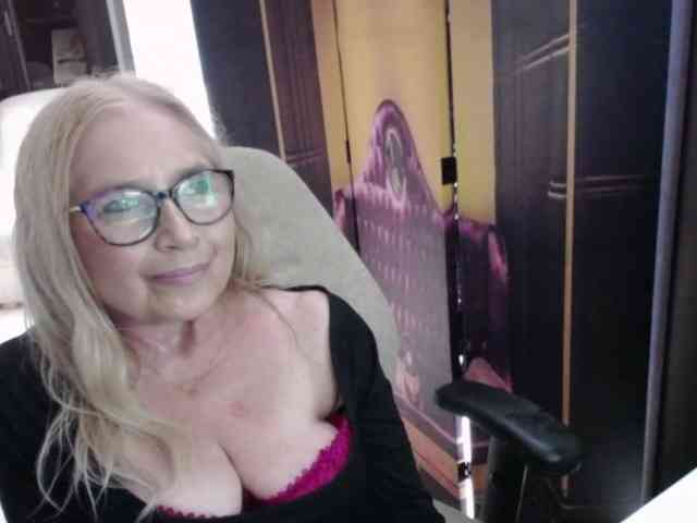 BlondeSofia webcam