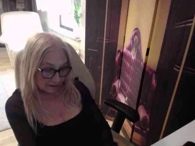 BlondeSofia webcam