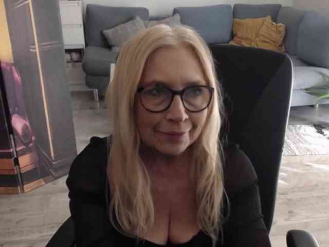 BlondeSofia webcam