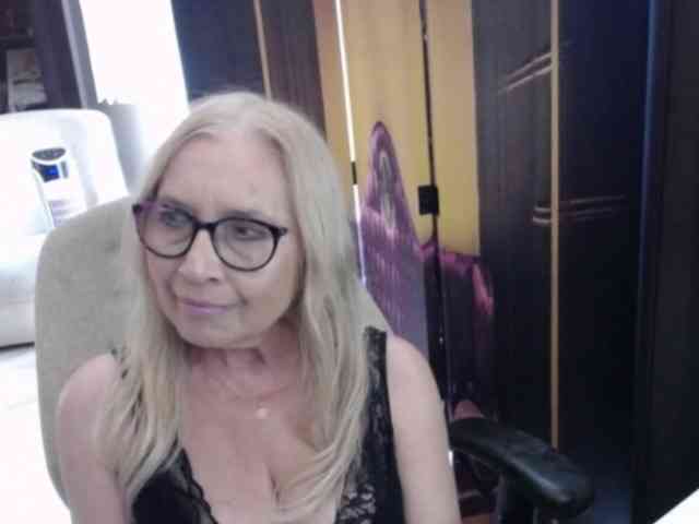 BlondeSofia webcam