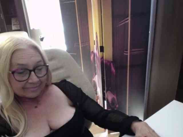 BlondeSofia webcam