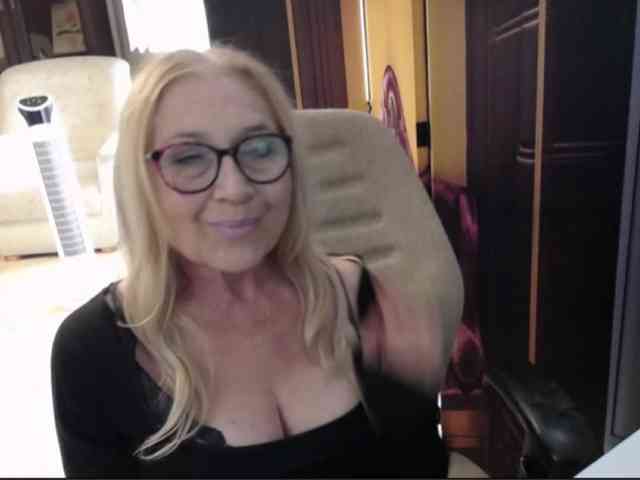 BlondeSofia webcam