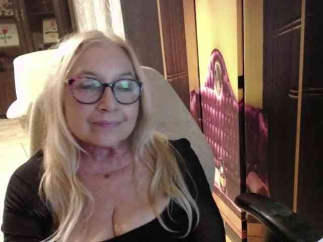BlondeSofia webcam