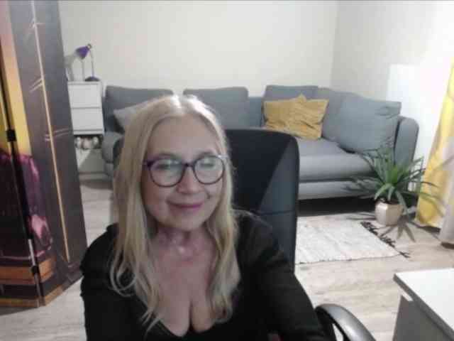 BlondeSofia webcam