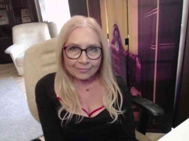 BlondeSofia webcam
