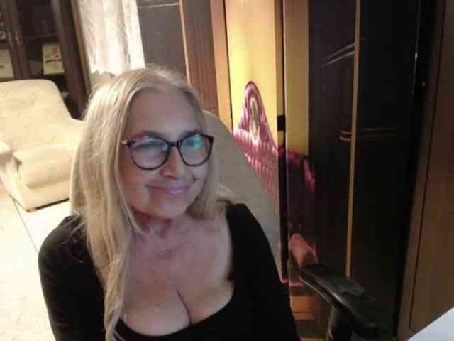 BlondeSofia webcam