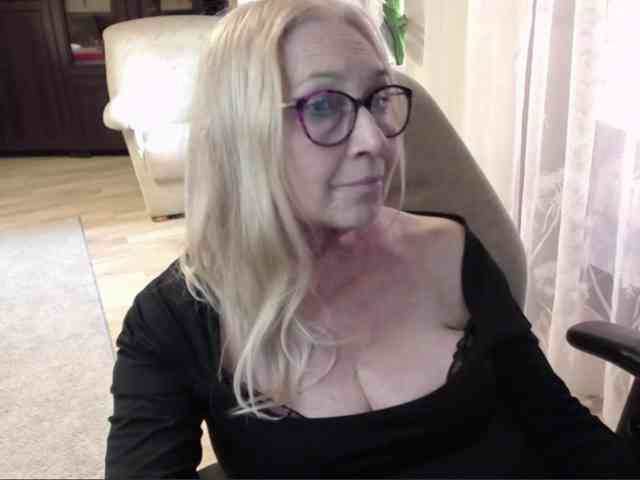 BlondeSofia webcam