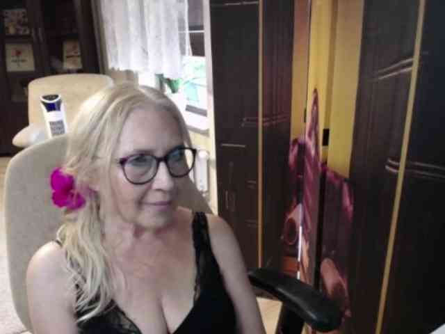 BlondeSofia webcam