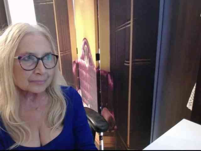 BlondeSofia webcam