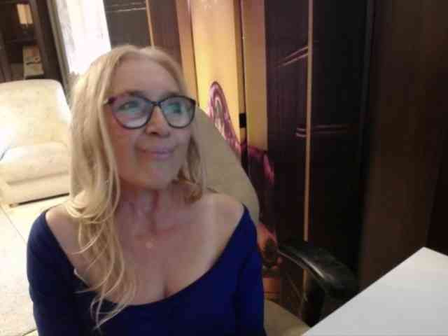 BlondeSofia webcam