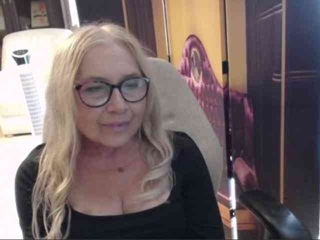 BlondeSofia webcam