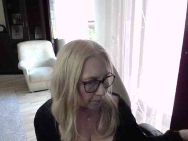 BlondeSofia webcam