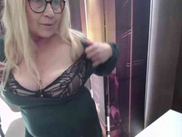 BlondeSofia webcam