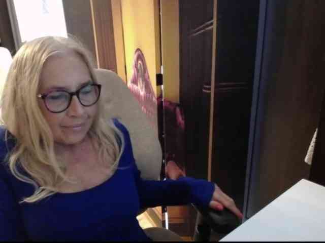 BlondeSofia webcam