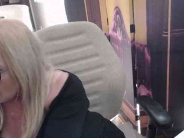 BlondeSofia webcam