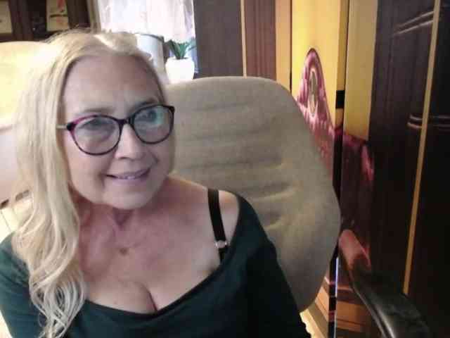 BlondeSofia webcam