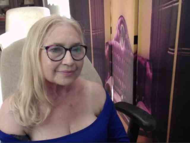 BlondeSofia webcam