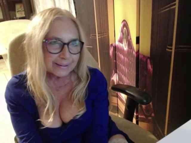 BlondeSofia webcam