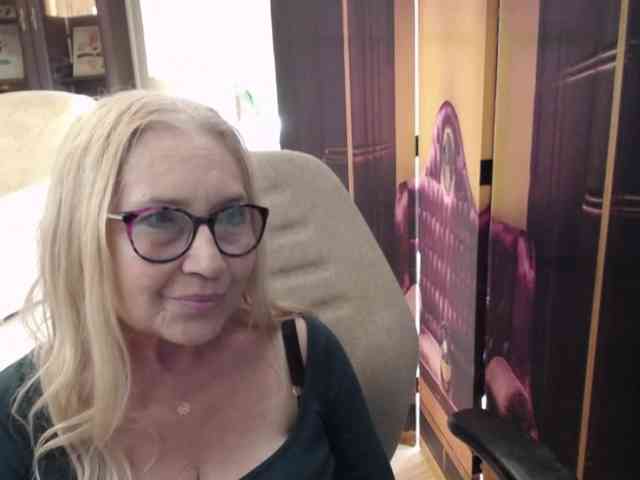 BlondeSofia webcam