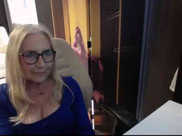 BlondeSofia webcam