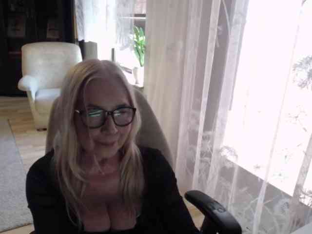 BlondeSofia webcam