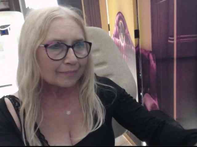 BlondeSofia webcam