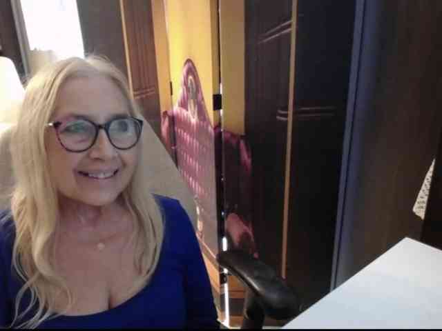 BlondeSofia webcam