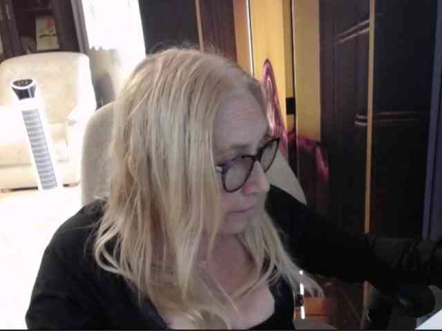 BlondeSofia webcam