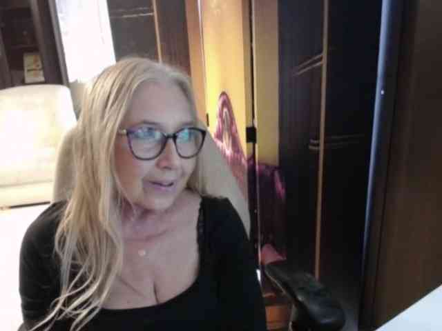 BlondeSofia webcam