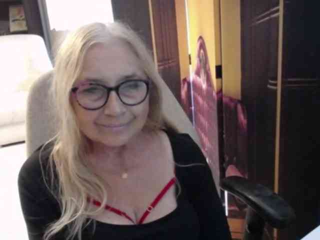 BlondeSofia webcam