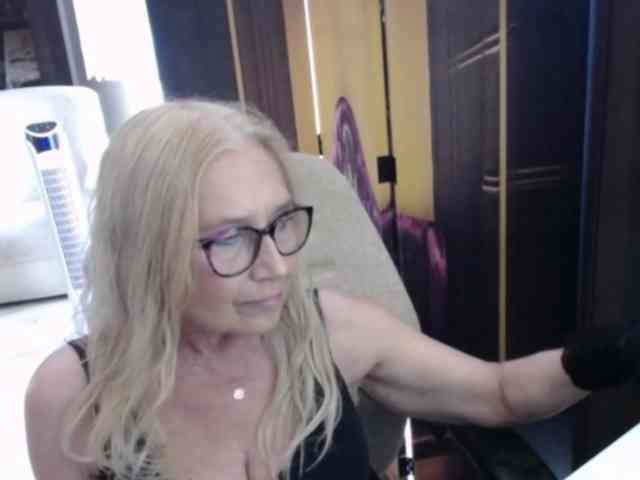 BlondeSofia webcam