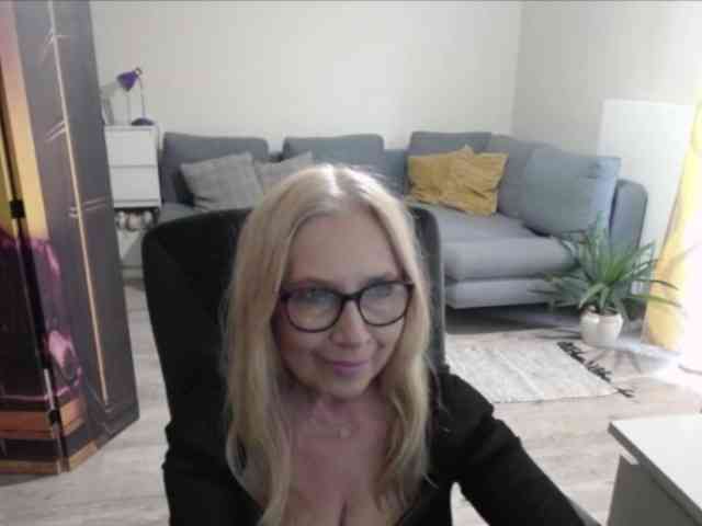 BlondeSofia webcam