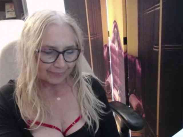 BlondeSofia webcam